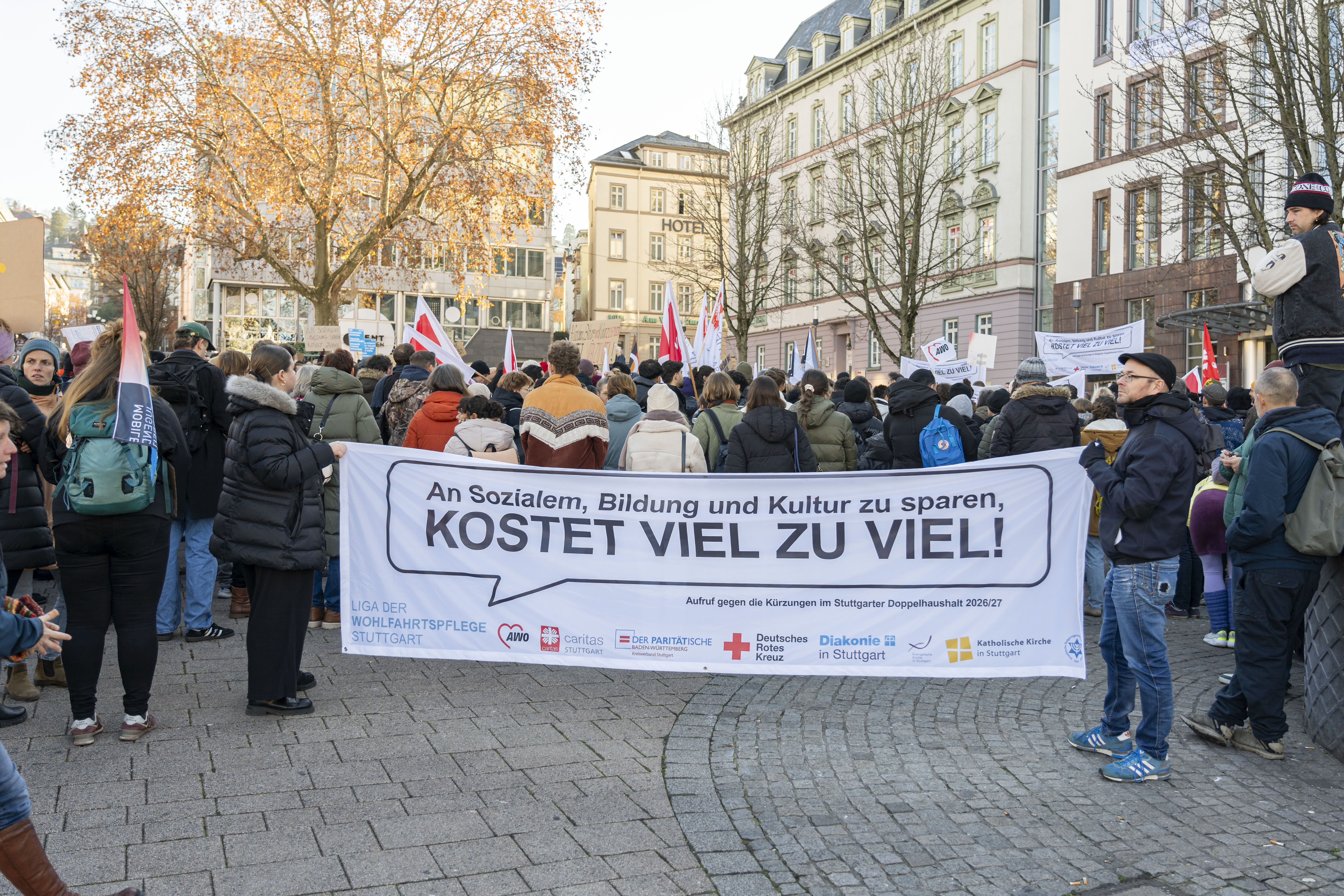 Einleitungsbild Kundgebung gegen die geplanten Kürzungen im Stuttgarter Doppelhaushalt am 15.12.2025