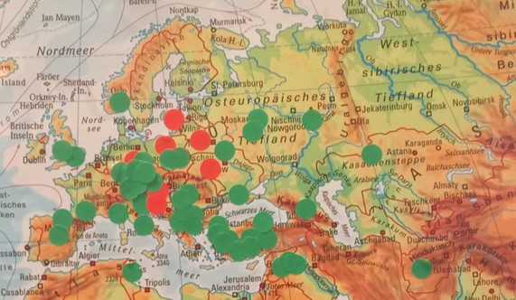 Einleitungsbild Aktion am Welttag der Migrant*innen und Flüchtlinge an der Grundschule Heumaden